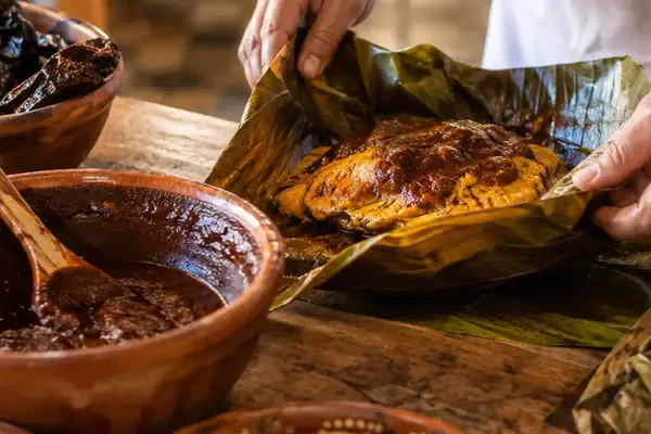 Del recado negro a la naranja agria: guía para entender y pedir un menú yucateco